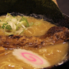 花丸軒 - 料理写真:--- ≪ 花丸軒名物 トロコツ一本のせ ≫ --- は精肉店直営ならではの自慢の一杯！『トロコツ』とは、ブタのアバラについている軟骨のことで、ブタ一頭からわずかしかとれないたいへん貴重なものです。トロコツの中の白い部分は脂ではなく、『 コラーゲン 』 や 『 カルシウム 』 がたっぷり含まれていて、心とお肌に
