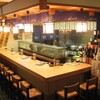 四国三郎 よしの川 - 内観写真:お一人でもゆっくりゆったりできるカウンター席