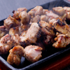 宮崎料理 万作 - 料理写真:イチオシの『霧島鶏のもも焼き』/鶏肉独特の肉の臭みが殆どなくコクと深みがある味わいが特徴です。