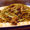 双月 - 料理写真:焼そば 750円。焼うどんも。焼いているのにカラッとした食感。人気No.1！
