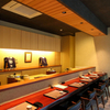 Shirohaccha Koshitsu Bekkan - 内観写真:料理人と対面して語れるカウンターはオススメの席