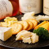 Waimbaru Kura - メイン写真:チーズの五種盛り合わせとワインをどうぞ