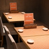 Gakudai Izakaya Nikome - 内観写真:可愛いテーブル席完備