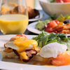 R restaurant & bar - 料理写真:朝食のセレクトメニュー・卵料理のひとつ「エッグベネディクト（手前の一皿）」。単品は24時間ご注文いただけます。