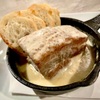 KU RO BE - 料理写真:でか豚　真っ白いチーズソースで