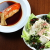 酒と肴と子ども食堂あら川 - メイン写真:金目鯛の煮付け、豆腐サラダ