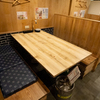 焼肉ホルモン かむら精肉店 - メイン写真:1F居酒屋席　テーブル3
