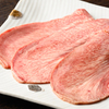 焼肉と料理シルクロード - メイン写真:牛たんの味わいが全部位楽しめる「一本牛たん焼」
