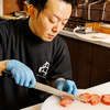 焼肉やっちゃん - メイン写真:調理シーン