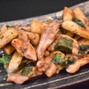 Kaya Nagaregi - 料理写真:せせりと長芋の青じそ炒め♪鉄板焼きでの人気Ｎｏ.1です♪