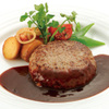 ヴェル・ボワ - 料理写真:「ハンバーグステーキ」のソースは、シェフ自慢のデミグラスソースが決め手です。