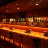 博多もつ鍋 山笠 - 内観写真:カウンター席には、名酒、人気酒、梅酒がずらり。