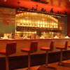 グランド・セントラル・オイスターバー&レストラン - 内観写真:牡蠣を剥いているカウンター席