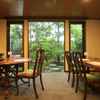 石鍋のぐち 白金邸 - 内観写真:広い窓から見える自慢のお庭がある空間をお楽しみください。