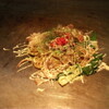 チング - 料理写真:もちもち生めん焼きそば☆いか豚ねぎのせ　103０円