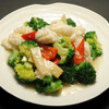 永利 - 料理写真:イカとブロッコリーの塩炒め　さっぱり塩味でとてもヘルシー