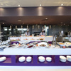 LA CAFE TERRAZA - 内観写真:オープンキッチンとブッフェ台