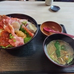 公設市場の食堂で食べられる行く価値のあるグルメ