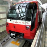 モノレールのある風景　そこにあるグルメ