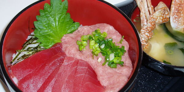 まぐろネギトロ丼 渡り蟹の味噌汁付 海鮮丼 Vinegar 食べログワンコインランチ