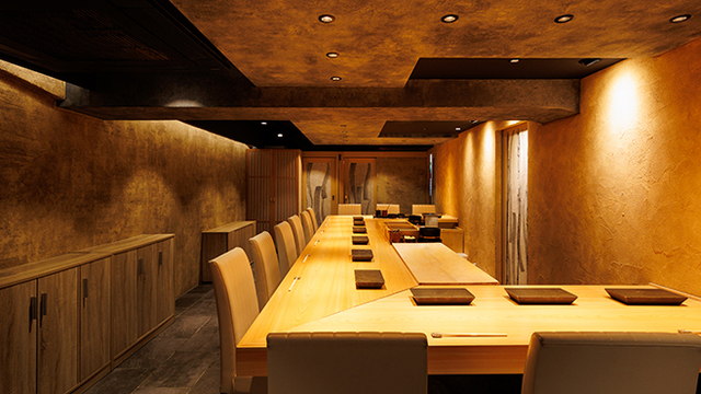 Xususiy ikki kishi kvartirada bittasini sikishadi Xususiy ikki kishi kvartirada bittasini sikishadi