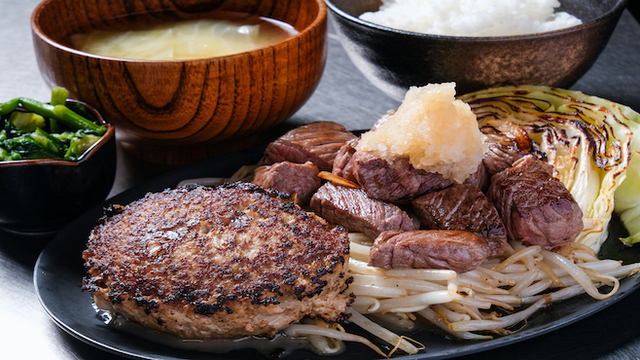 もんじゃ焼き うまみが凝縮された出汁の月島もんじゃをモダンな店内で味わう