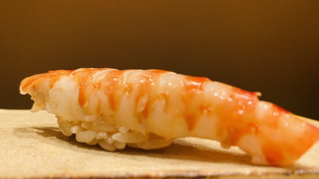 Yetuk ayollar olomon va u yolgiz