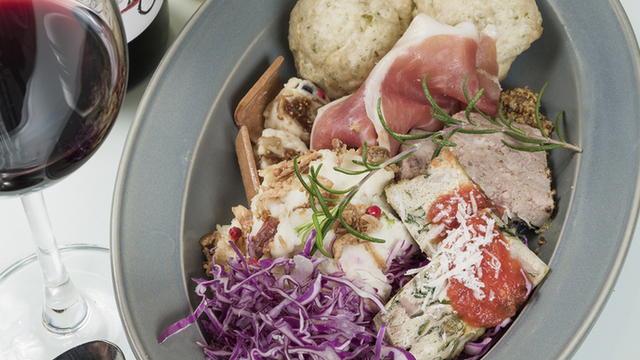 西洋料理、サービス、ワイン、チーズ ワインとチーズと旨い肴のBAR à VIN 徳蔵 心斎橋 （とくぞう【旧