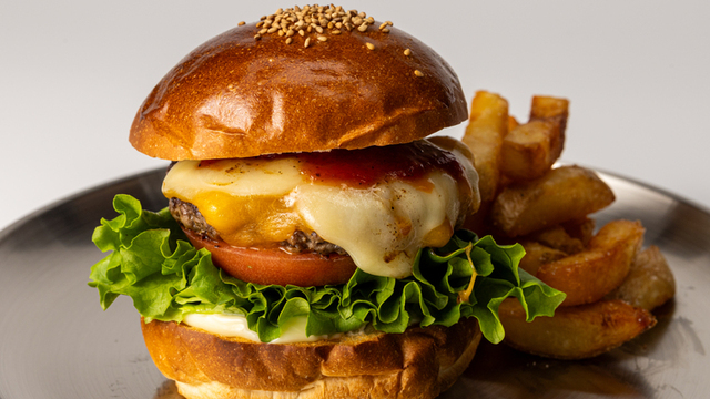 豪快&ボリューム満点！本格派アメリカンバーガー 水口の「Thousand Wave（サウザンド ウエーブ）」｜Thousand  Wave～BURGER＆BEER～（サウザンド ウェーブ ～バーガーアンドビール～）｜滋賀県のグルメ｜滋賀がもっと好きになる！おでかけmoa  情報WEBサイト＆フリーペーパー [レコウェア] パーカー ザ クラッシュ バンド ロック パンク メタル 01586-216mlh キッズ