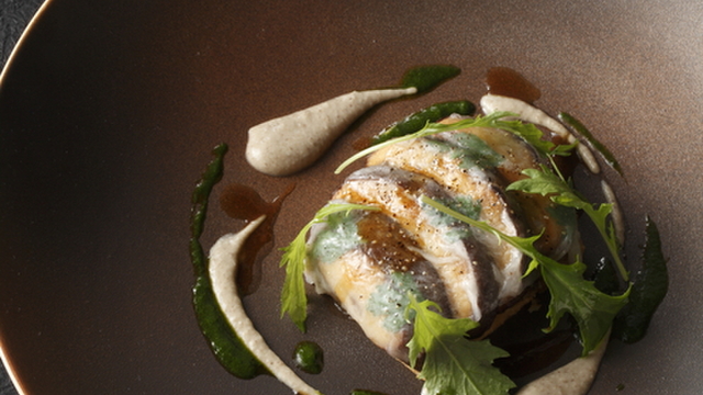 Restaurant Ryuzu - 料理写真:新潟産　八色椎茸をタルト仕立てに　ラルドの薄いベールで覆って
                Ryuzuのスペシャリティ
                Shiitake en tarte/ duxelles de champignons/lard de Cinta Senese