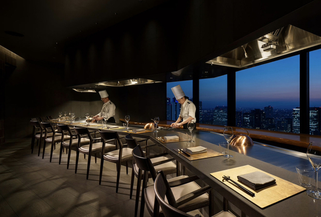 ANA オリジナル　　限定品　 夜景　東京タワー　摩天楼　扇子　美品 東京都のライトアップされた夜景や爽やかな空に映える東京タワーが