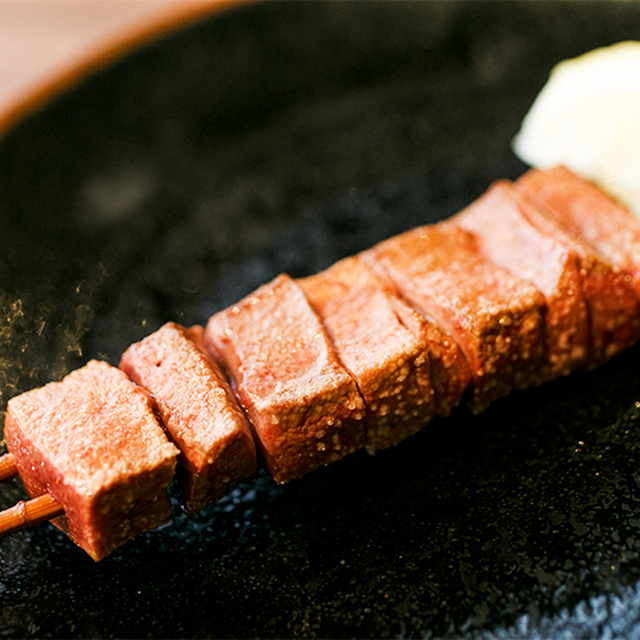 【保存版】新宿三丁目駅のもつ焼き・焼きとん22選！リーズナブル◎アットホーム◎コスパ◎など飲み会からカップルのデートにもおすすめお店をグルメライターが紹介