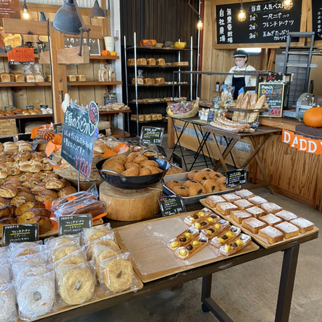 山のパン屋daddys Bakary 稲美店 こだわりのパンが並ぶお洒落な倉庫のベーカリー こねこcafe 山のパン屋daddys Bakary 稲美店 こだわりのパンが並ぶお洒落な倉庫のベーカリー こねこcafe