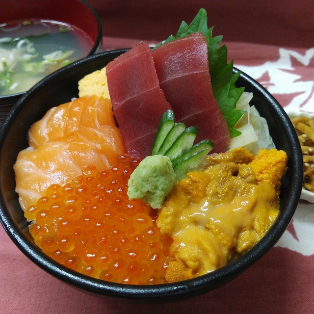 海鮮丼屋 小熊商店 - 狸小路（魚介料理・海鮮料理）の写真（食べログが提供するog:image）