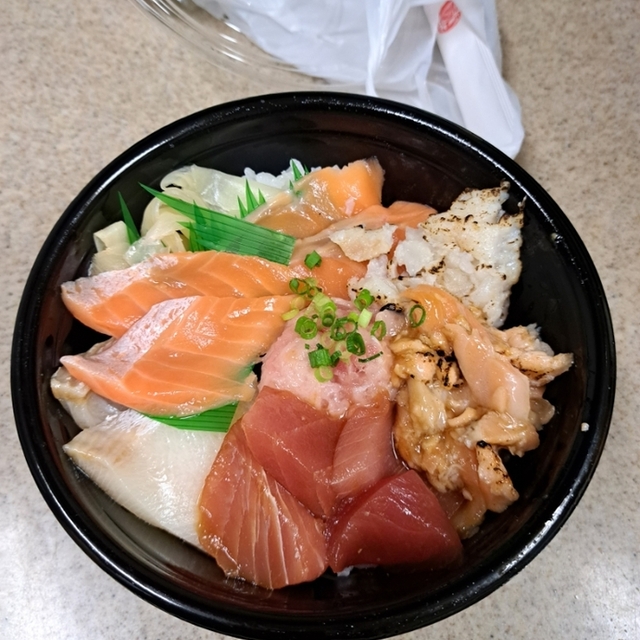 味わい創作 魚丼 新小岩店（うおどん） - 新小岩（海鮮丼）の写真（食べログが提供するog:image）