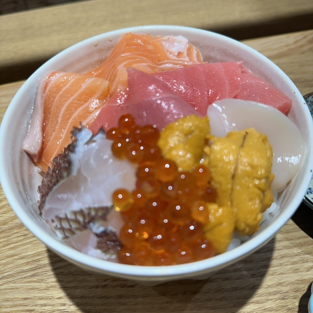 立ち食い海鮮丼 みこ食堂 - 汐留（海鮮丼）の写真（食べログが提供するog:image）