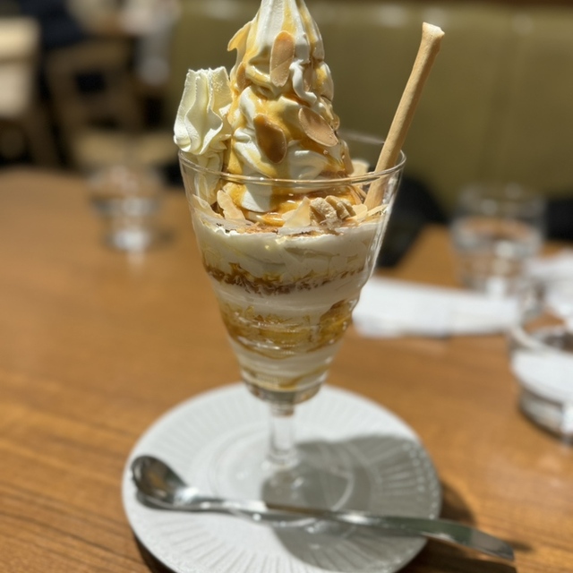 ミルク&パフェ よつ葉ホワイトコージ 札幌ステラプレイス店（White Cozy） - 札幌（ＪＲ）（フルーツパーラー）の写真（食べログが提供するog:image）