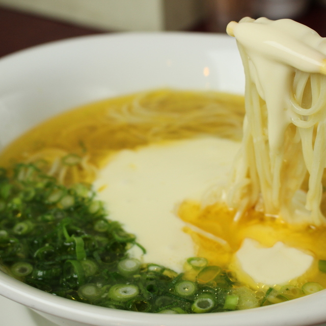 黄金の塩らぁ麺 ドゥエイタリアン 市ヶ谷本店（Due Italian） - 市ケ谷（ラーメン）の写真（食べログが提供するog:image）