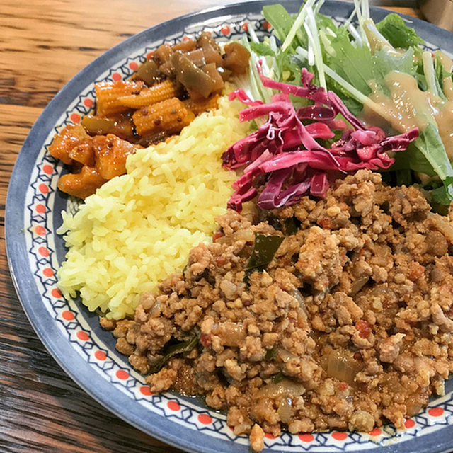 【保存版】東新宿駅のカレー(カリー)21選！ボリューム◎接客◎アクセス◎で仕事帰りの食事からパーティーにもおすすめ【グルメライターが徹底ガイド】