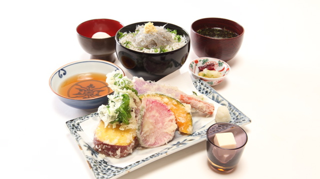 Akimoto - 料理写真:新鮮なしらすと鎌倉野菜！『鎌倉づくし』おすすめです。