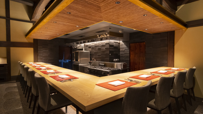 Restaurant COCON (鎌倉古今) - 内観写真:ライブ感溢れるカウンターキッチン