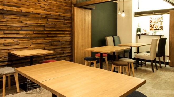 トン・ガリアーノ - 内観写真:2名から4名様までのテーブル席♪