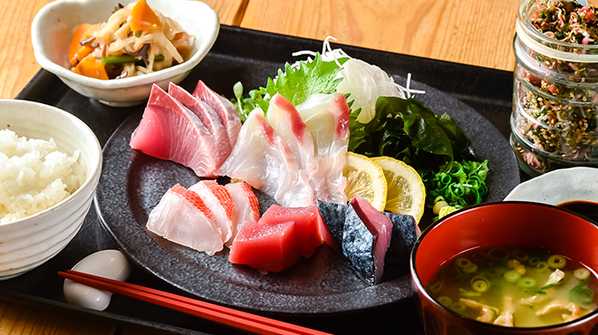 梅山鉄平食堂 - メイン写真:刺身定食