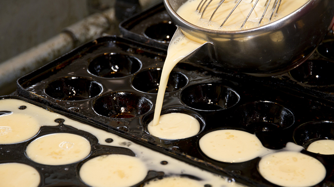 お好み焼道場 - 料理写真:玉子焼（焼いてるところ）