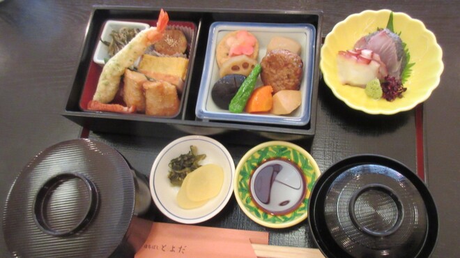 割烹 とよだ - 料理写真:とよだ弁当・刺身付