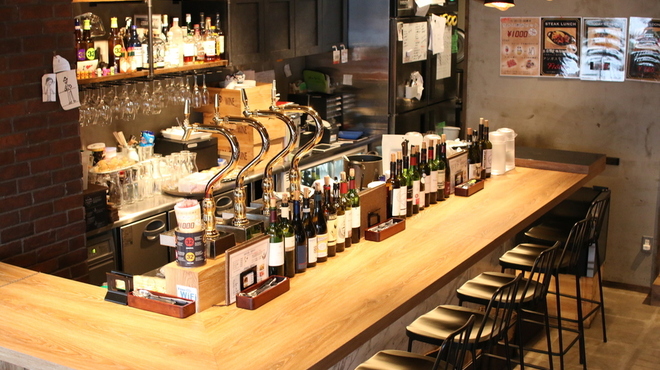 テイスティングバー 柴田屋酒店 - 内観写真:お一人様大歓迎！カウンター席