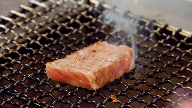 定谷 - 料理写真:霜降りたっぷりな牛肉を炙っております。