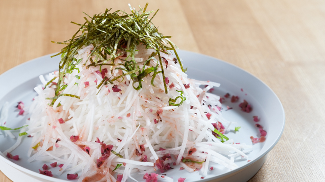 呼子活イカ 博多巻き串 燈 - 料理写真:大根サラダ