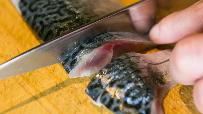 りょうりや 御旅屋 - 料理写真:魚を切っているところ