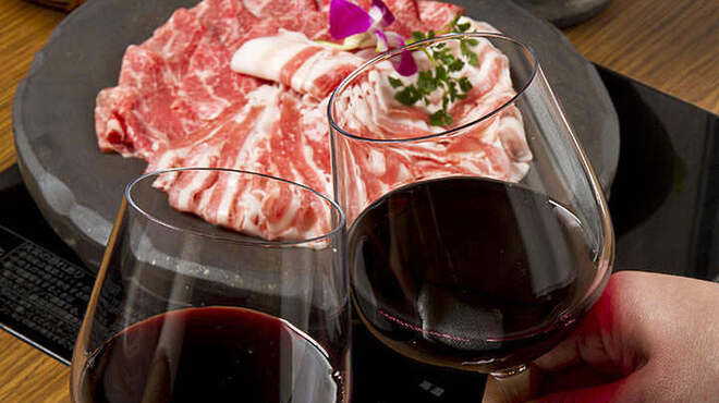 イベリコ屋 - ドリンク写真:とろける美味しさをワインと共にお楽しみください